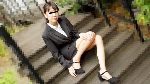 ムラムラってくる素人のサイトを作りました 泉あや 就活セクハラ面接！内定が欲しくて恥じらいながらも何でもシちゃう女子大生 スレンダーで真面目そうな就活女子大生・あやちゃん。ミニスカートからむき出しな美脚もイイ感じ。アパレルだから体型維持確認にかこつけて、服を脱ぐように指示が。言われるままに剥かれたのは、クビレがある桃尻娘ちゃん。おもむろに白いブラを生地確認だからとお触りされ、裏地まで確認とブラの中に指をいれられたり、純白パンツも生地確認にかこつけてお触りとセクハラ連発！お触り面接に合格したので、別部屋でおマンコとおチンポを直に交えるエッチな最終面接へ！内定が欲しくて恥じらいながらも何でもシちゃう女子大生を中出し採用！